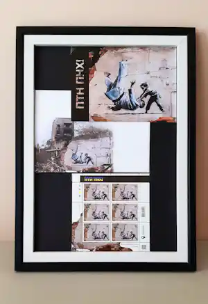 Banksy - Banksy (1974) - FCK PTN! Banksy framed-Complete set verkauft für € 120!