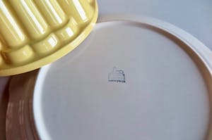 Firma Regout & Co - Antieke Puddingvormen met schotel - 3 kleuren (!)- Stapelbaar - Gemerkt kopen? Bied vanaf 129!