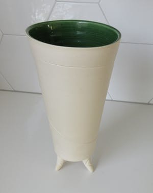 Niet of onleesbaar gesigneerd - Studio Keramische ovale driepoot vaas kopen? Bied vanaf 1!