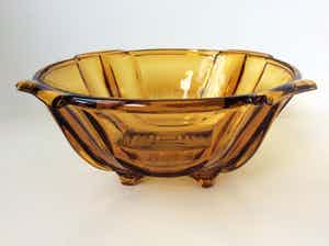 Niet of onleesbaar gesigneerd - Art Deco persglas schaal verkocht voor € 1!