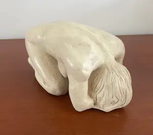 Niet of onleesbaar gesigneerd - Betongipsen beeld van een knielende vrouw - gesigneerd kopen? Bied vanaf 1!