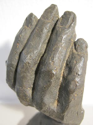 Astrid Veldhuyzen-Koppen - Lezend meisje in hand - gesigneerd sculptuur kopen? Bied vanaf 75!