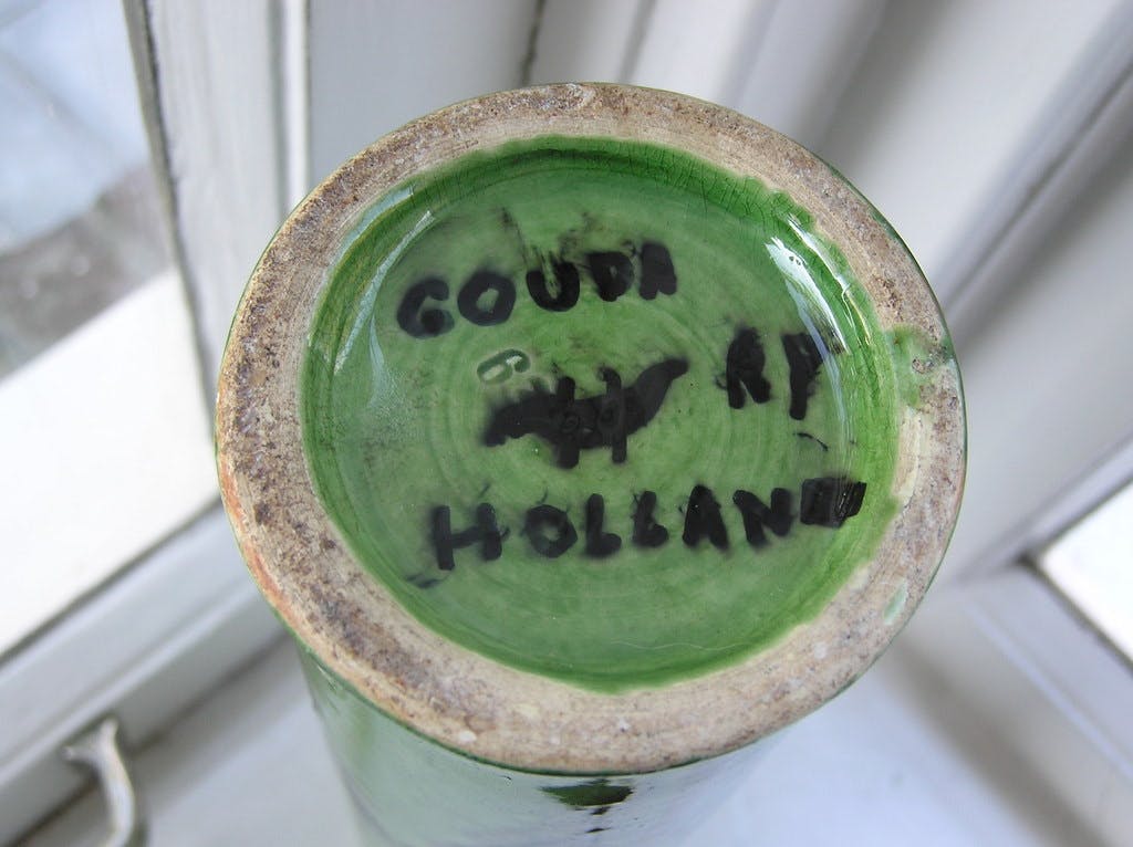 Niet of onleesbaar gesigneerd - Art Nouveau Gouda Glansplateel Cilindervaas met decoratie van distel kopen? Bied vanaf 1!