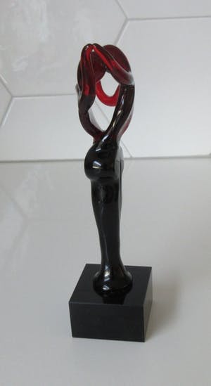 Niet of onleesbaar gesigneerd - Rood glazen sculptuur van verliefd stel kopen? Bied vanaf 10!