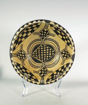 Niet of onleesbaar gesigneerd - Aardewerk en hout, Lot van Marokkaanse schaal en matroesjka's kopen? Bied vanaf 1!