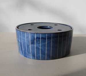 Niet of onleesbaar gesigneerd - Blauw wit lineair gestreept aardewerken theelicht kopen? Bied vanaf 1!