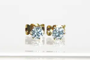 04 - Een charmant paar 14 karaats geelgoud en (0.70ct) diamanten oorstekers kopen? Bied vanaf 580!
