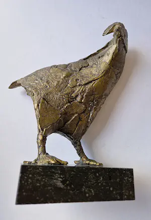 Jos van Riemsdijk - Grof gebeeldhouwd goud gepatineerd brons "Kip" op marmeren sokkel kopen? Bied vanaf 232!