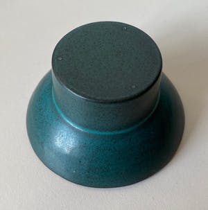 Cor Unum - Space Age bruine aardewerken kogelasbak en twee kandelaren ontwerp Theo Potmeer kopen? Bied vanaf 1!