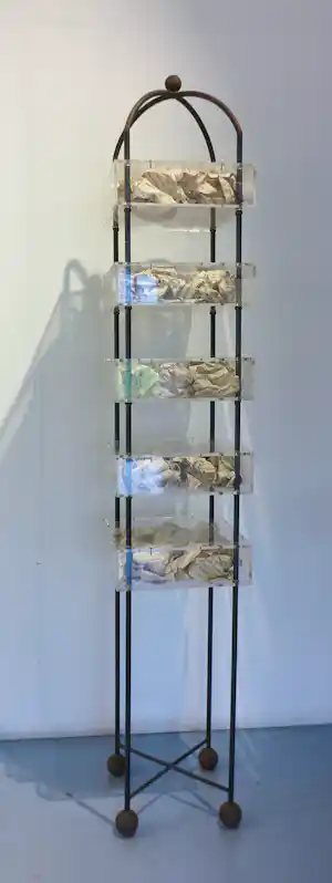 Henny Schakenraad - Mixed Media / Zeer groot object van o.a. metaal, plexiglas en papier, BEWAREN kaufen? Bieten Sie von 320!