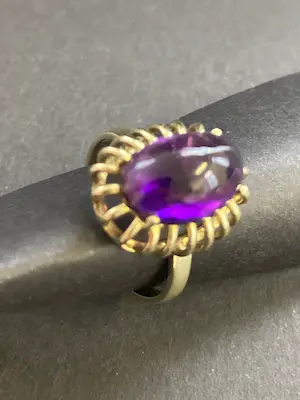 14 karaats geelgouden ring met een ovaal cabochon geslepen amethist kopen? Bied vanaf 160!