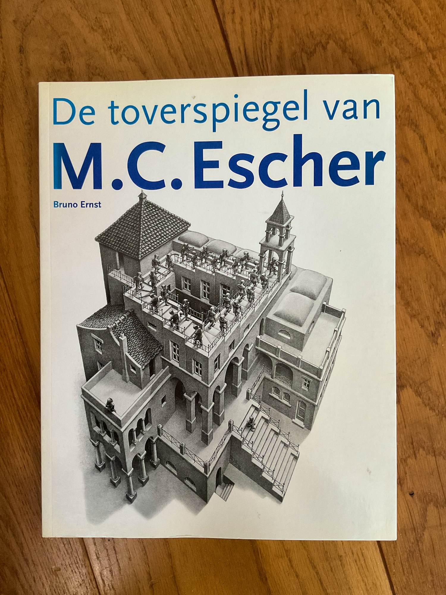 Maurits Cornelis Escher - Metamorphosis I, plus boek De Toverspiegel van M.C.Escher verkocht voor € 20!