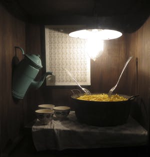 Harry Heyink - Voorstelling in houten box met lamp: De frieteters (naar Vincent van Gogh) (Groot) kopen? Bied vanaf 1!