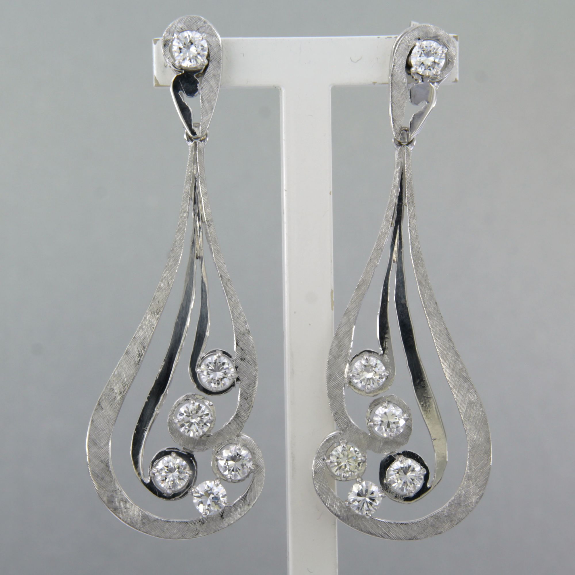 Acheter14k wit gouden oorhangers bezet met briljant geslepen diamant tot. 1.90ct? Enchérissez de 1500!