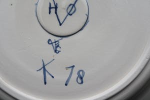 Niet of onleesbaar gesigneerd - Twee Prachtige Oud Hollandse Ronde Pap Borden met opstaande rand in Witte en Bla kopen? Bied vanaf 1!