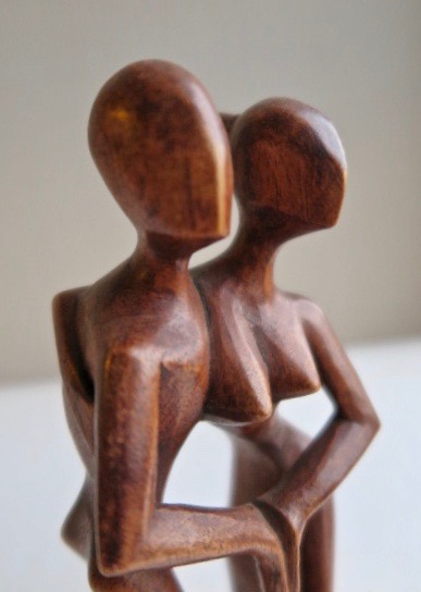 Niet of onleesbaar gesigneerd - Houtsnijwerk - Dancing love kopen? Bied vanaf 1!