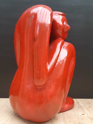 Niet of onleesbaar gesigneerd - Zeer fraai rood-geglazuurd aardewerk beeld. kopen? Bied vanaf 10!
