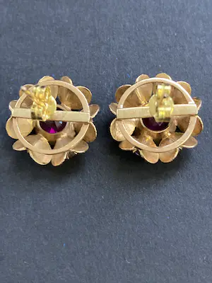 18 karaats geelgouden bloemvormige oorknoppen bezet met robijn kopen? Bied vanaf 365!