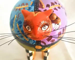 Thomas Hoffmann - Katzenfigur Norma mit Kugelbauch Tom`s Drag Collection handbemalt kopen? Bied vanaf 120!