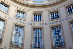 Godfried Lonis - Gemengde techniek op paneel: Schouwburg Den Haag kopen? Bied vanaf 225!