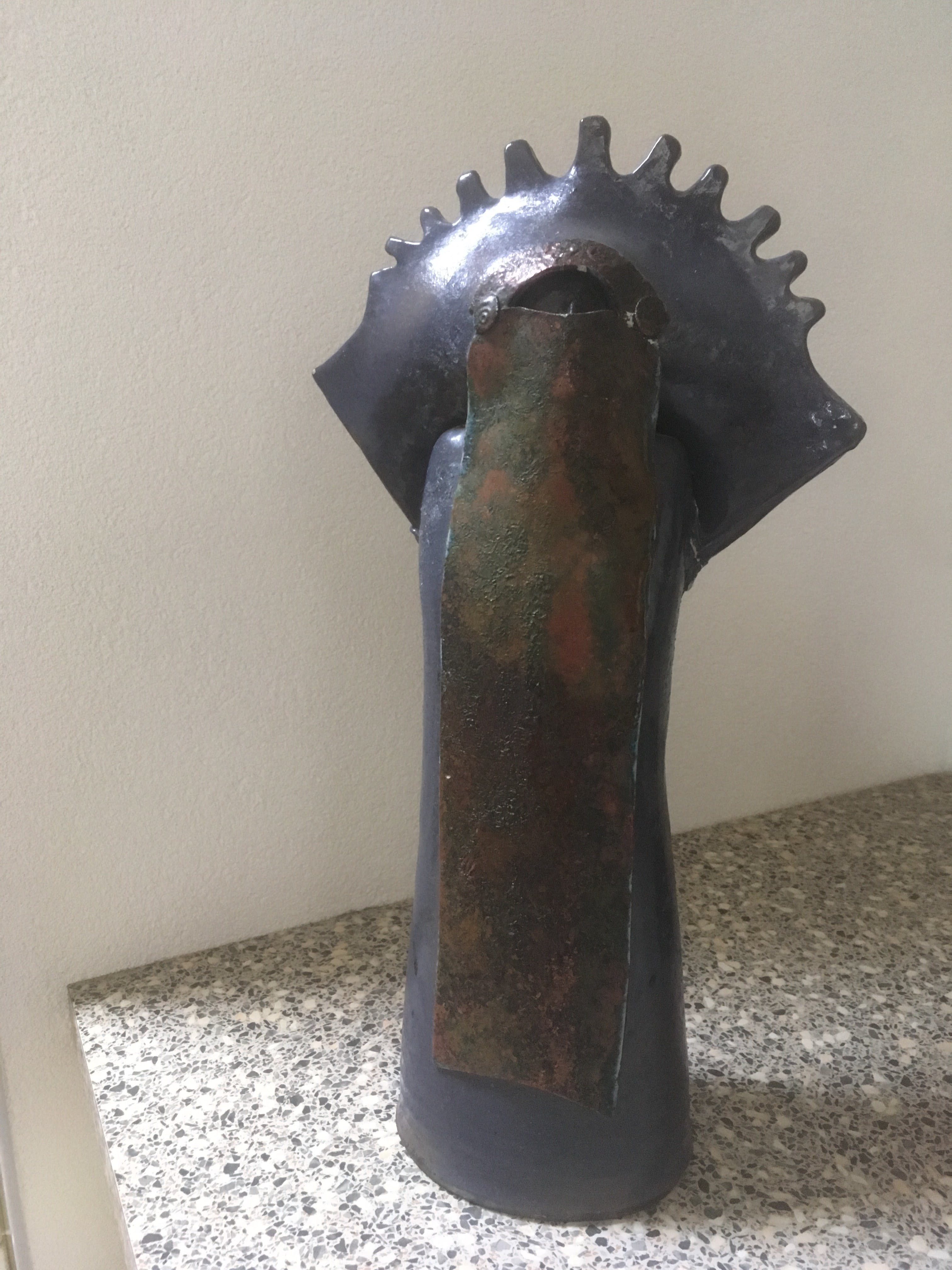 Niet of onleesbaar gesigneerd - Keramiek Sculptuur - Abstract Figuur - Merkteken/Monogram verkocht voor € 1!