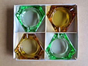 Niet of onleesbaar gesigneerd - Set decoratieve gekleurd glazen Asbakjes - 60-er jaren kopen? Bied vanaf 1!
