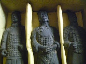 Curiosa - 3 chinese terracotta beeldjes van strijders in originele doos kopen? Bied vanaf 49!