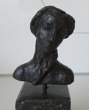 Niet of onleesbaar gesigneerd - Bronzen Buste van een vrouw met paardenstaart op sokkel kopen? Bied vanaf 10!