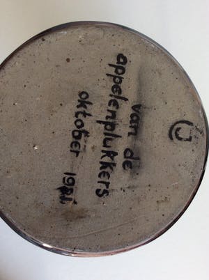 Joop Crompvoets - Zwarte keramiek vaas, floraal decor kopen? Bied vanaf 45!