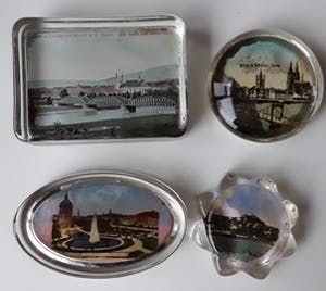 Curiosa - 6 antieke presse-papiers met voorstellingen kopen? Bied vanaf 1!