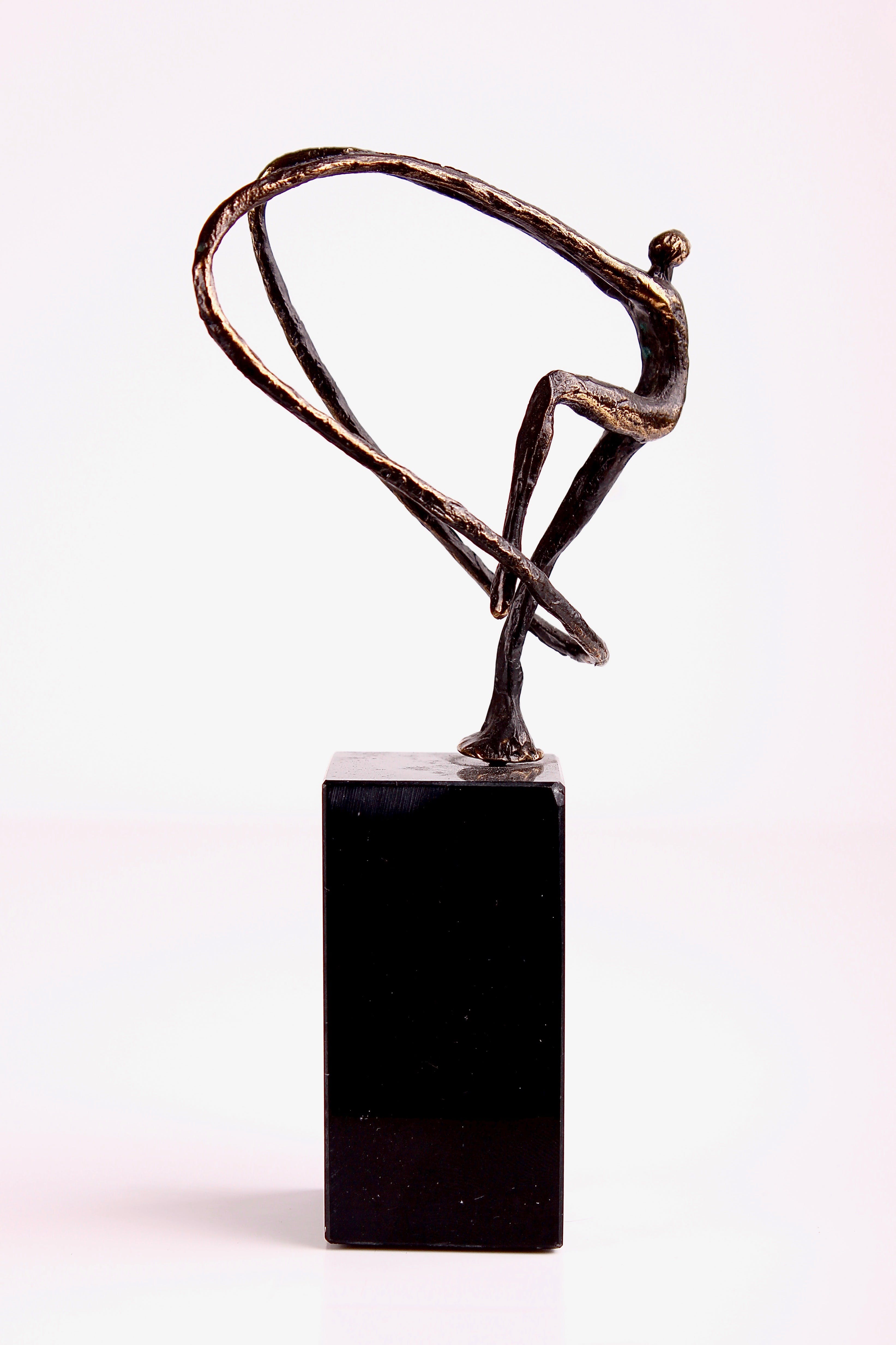 Corry Ammerlaan - van Niekerk - Verbronsd beeld 'Touwtje springen' op natuurstenen voet kopen? Bied vanaf 24!