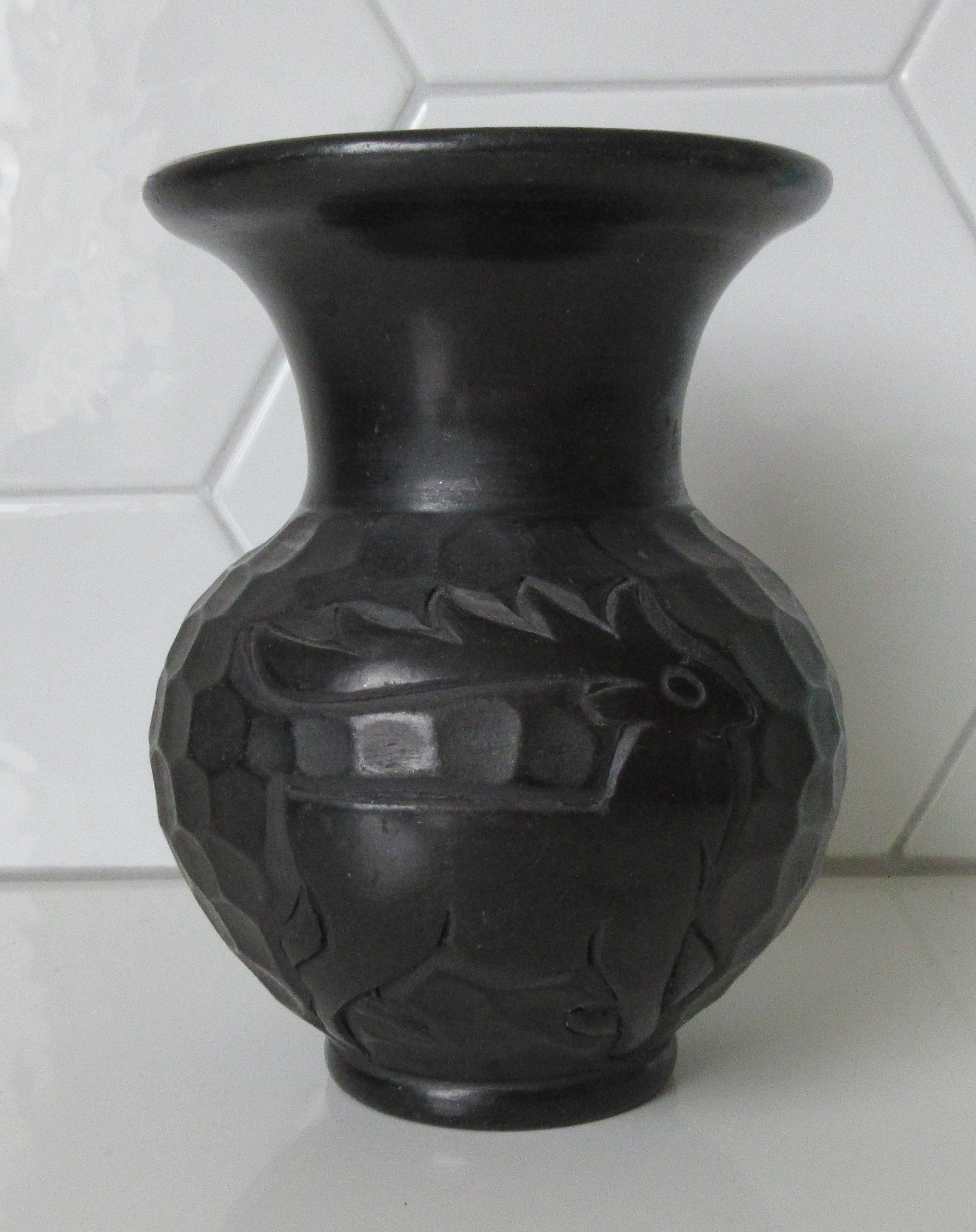 Niet of onleesbaar gesigneerd - Roemeense studio keramische basalt vaas met incisie decor van een hert kopen? Bied vanaf 1!