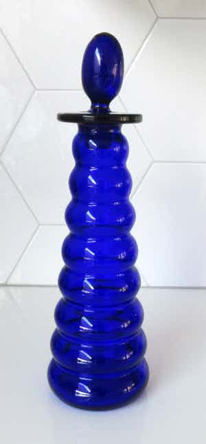 Niet of onleesbaar gesigneerd - Cobalt blauwe en turqoise glazen design karaf verkocht voor € 1!