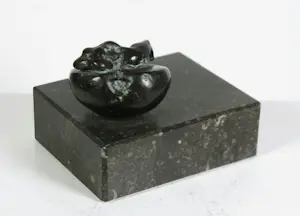 Kiny Copinga - Brons, Vrouwenfiguur op halve appel kopen? Bied vanaf 250!