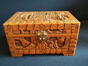Antiek handgesneden houten kistje verkocht voor € 1!