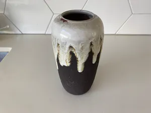 Niet of onleesbaar gesigneerd - Vintage aardewerk vaasje met druipglazuur kopen? Bied vanaf 1!