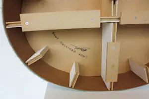 Linda Nieuwstad - Object van textiel (hout en karton), Zonder titel kopen? Bied vanaf 150!