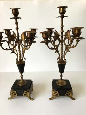 2 kandelaars Napoleon III stijl op marmeren voet. verkocht voor € 55!