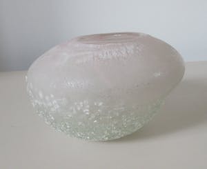 Niet of onleesbaar gesigneerd - Studio glazen vaasje kopen? Bied vanaf 1!