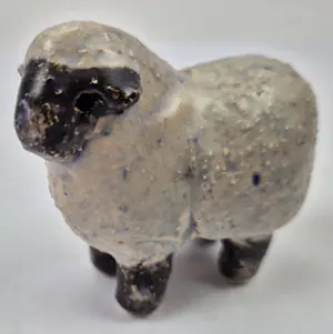 Ueli Schmutz - Olijke trio van 2 schaapjes en een steenbokje kopen? Bied vanaf 15!