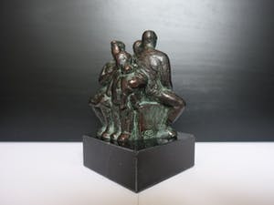 Karin Beek - "Familie" in brons kopen? Bied vanaf 50!