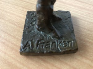 Anita Franken - Zwaar bronzen beeld " VROUW MET ZEEHOND " kopen? Bied vanaf 85!
