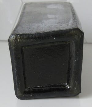 Niet of onleesbaar gesigneerd - Antieke 19e eeuwse groen glazen fles (vierkante voet) kopen? Bied vanaf 1!