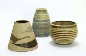 Niet of onleesbaar gesigneerd - 3 x Nederlands studiokeramiek verkocht voor € 1!