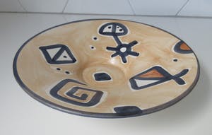 Niet of onleesbaar gesigneerd - Kunstaardewerken schaal op voet met Naieve decoratie kopen? Bied vanaf 10!