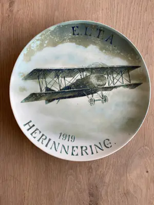 Societe Ceramique - Zeldzaam herinneringsbord E.L.T.A. 1919 (Luchtvaart Tentoonstelling Amsterdam) kopen? Bied vanaf 79!