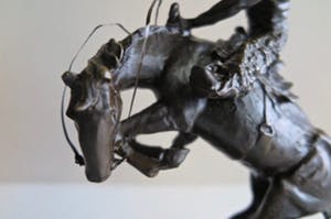 Niet of onleesbaar gesigneerd - Cowboy op steigerend paard met slang op grond - Imposant dynamisch beeld kopen? Bied vanaf 10!