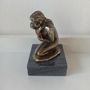 AcheterCorry Ammerlaan - Beeldje op marmeren voet, moeder en kind / Artihove? Enchérissez de 1!