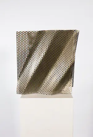Niet of onleesbaar gesigneerd - Metalen sculptuur met geperforeerde platen kopen? Bied vanaf 1!