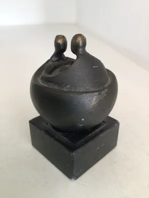 Corry Ammerlaan - Sculptuur “ TAKE CARE “ kopen? Bied vanaf 1!
